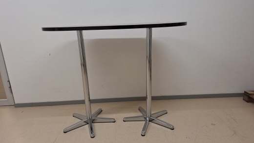 Barhocker mit Tisch aus Formel 1 Reliquien