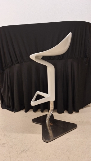 Barhocker mit Tisch aus Formel 1 Reliquien