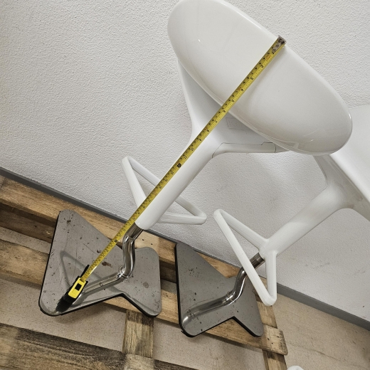 Barhocker mit Tisch aus Formel 1 Reliquien