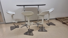 Barhocker mit Tisch aus Formel 1 Reliquien